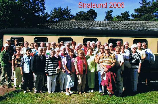 Gruppenfoto vor dem rasenden Roland